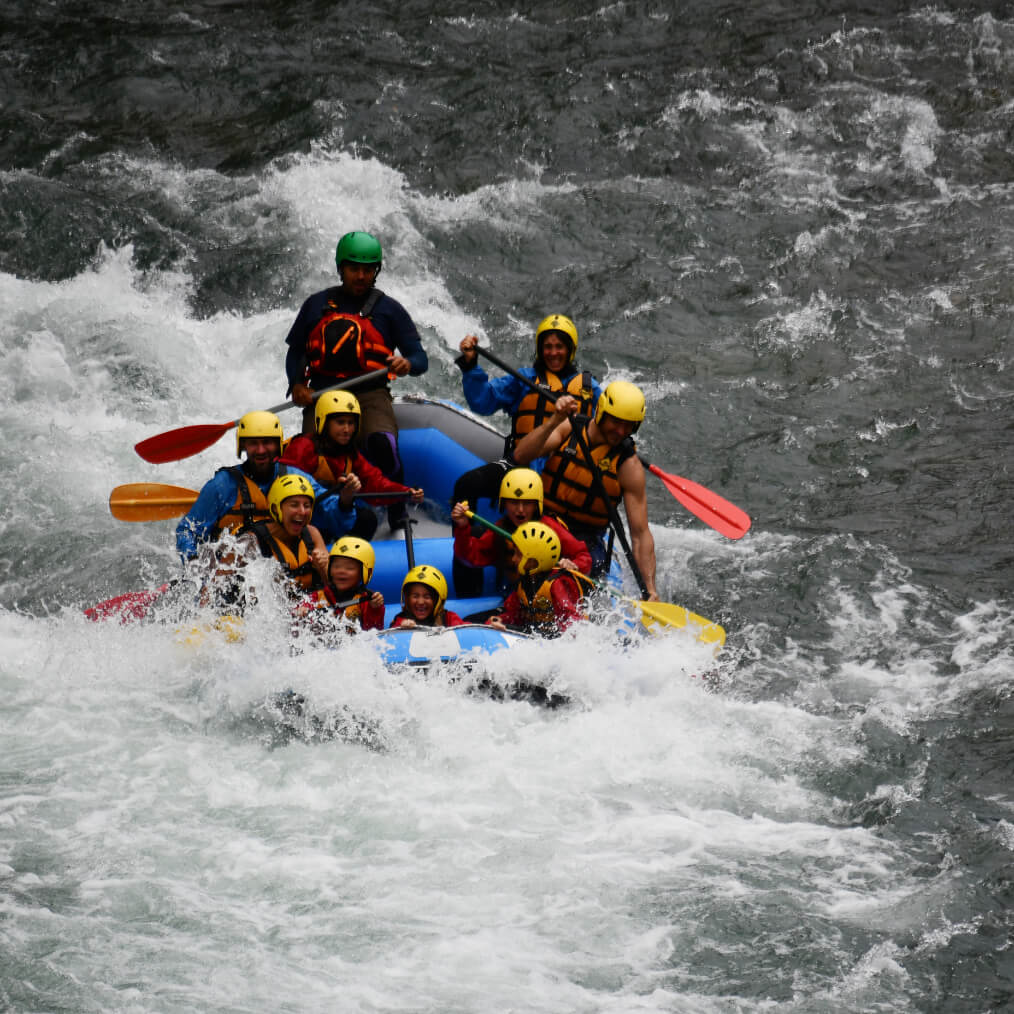 Emanuele Fortunati mentre fa rafting con la sua famiglia